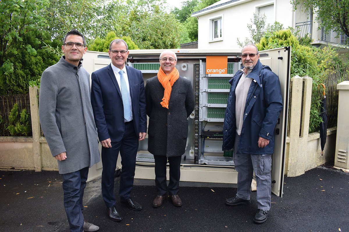 La fibre optique arrive à #Thouaré #directthouare 19 armoires ont été installées par Orange chargé du développement du réseau. Ensuite les quartiers puis tous les logements seront raccordés pour permettre un meilleur accès au numérique pour les particuliers et les entreprises.