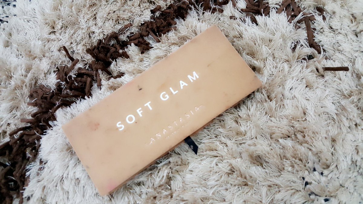 nimraashraf9511's tweet photo. My all time  @anastasiabeverlyhills favourite palette 😍🙋‍♀️🙋‍♀️
I m OBSESSED with this palette 😇
@norvina #anastasiabeverlyhills #norvina #abh #abhglowkit #norvinapalette  #softglampalette #eyeshadow #abhsoftglam #makeup #makeupreviews #abhprsearch #abhpr #thealist  #makeupblogger https://t.co/IqsYaE5Xfi