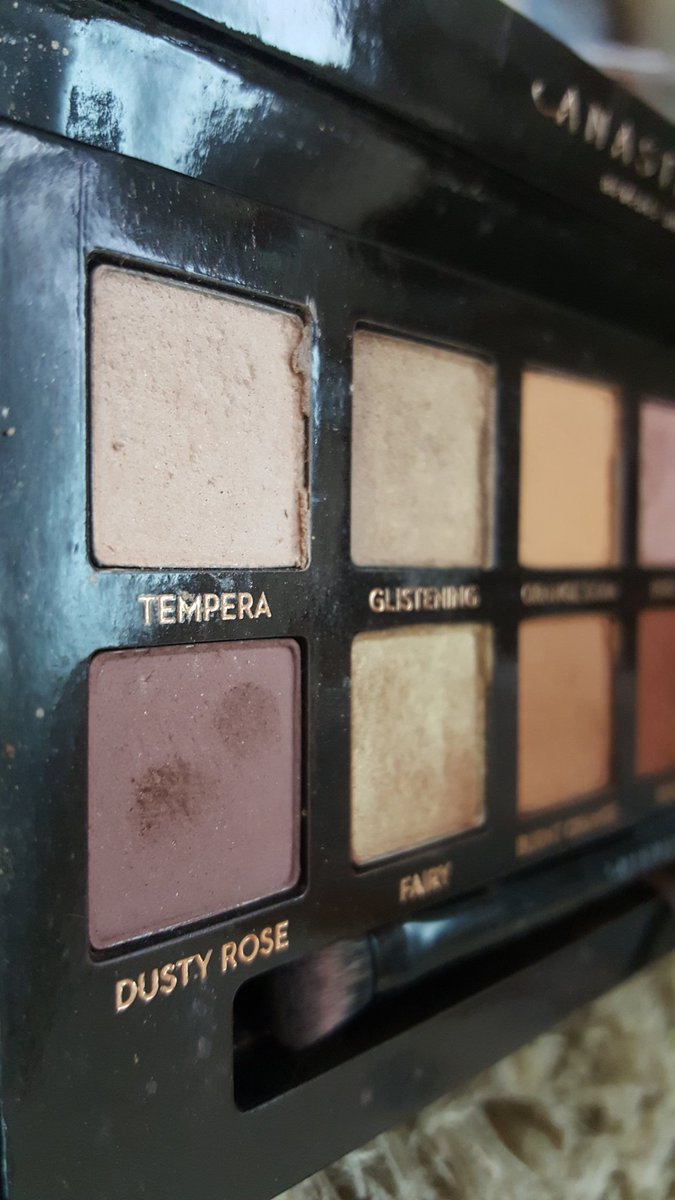 nimraashraf9511's tweet photo. My all time  @anastasiabeverlyhills favourite palette 😍🙋‍♀️🙋‍♀️
I m OBSESSED with this palette 😇
@norvina #anastasiabeverlyhills #norvina #abh #abhglowkit #norvinapalette  #softglampalette #eyeshadow #abhsoftglam #makeup #makeupreviews #abhprsearch #abhpr #thealist  #makeupblogger https://t.co/IqsYaE5Xfi