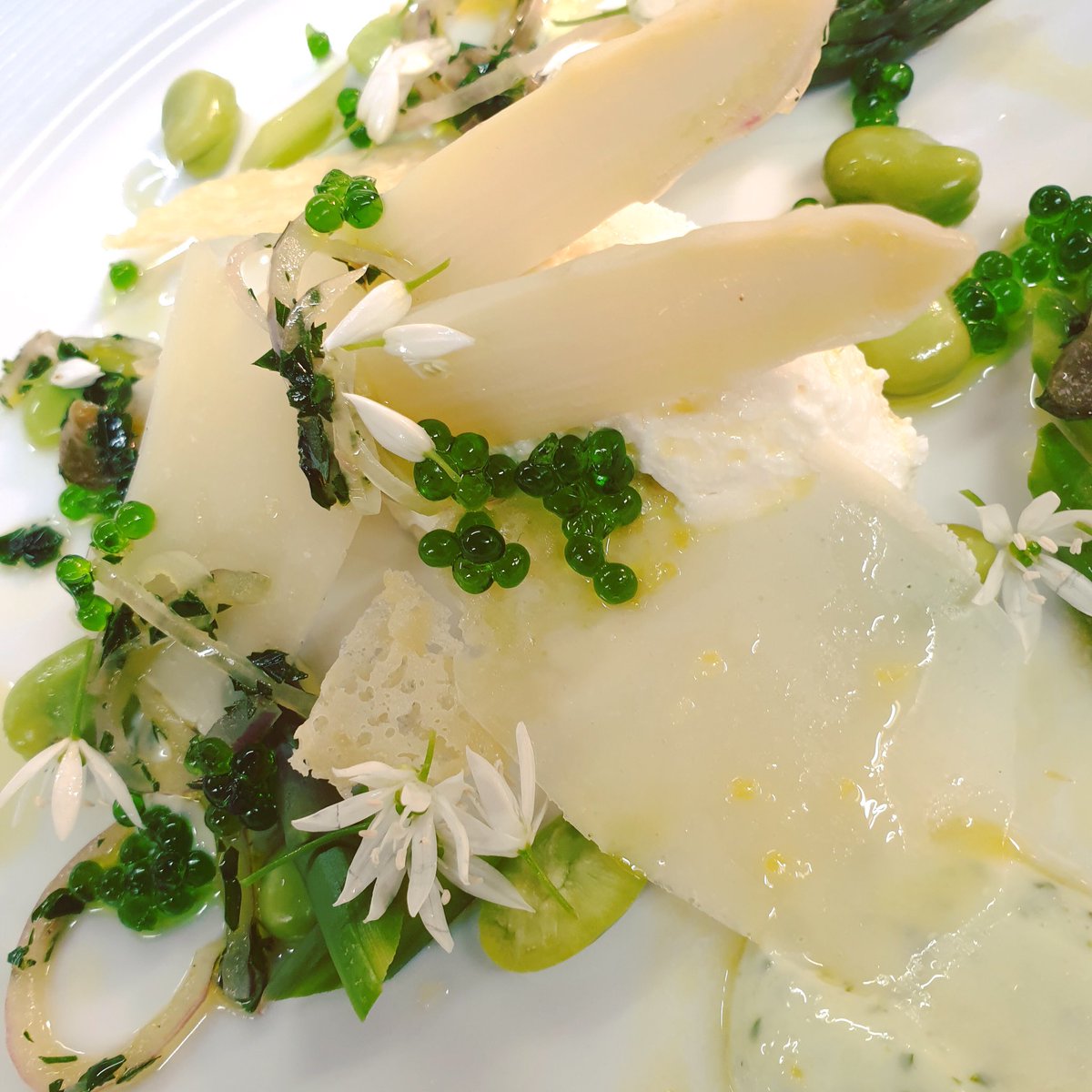 Highbullen's tweet photo. English asparagus, wild garlic flowers from our woodland, English ricotta and gremolata. 

#aarosette #devonfinedining #eatlocalgrown #englishasparagus #wildgarlic #englishricotta #gremolata https://t.co/7EMMbmO5l5