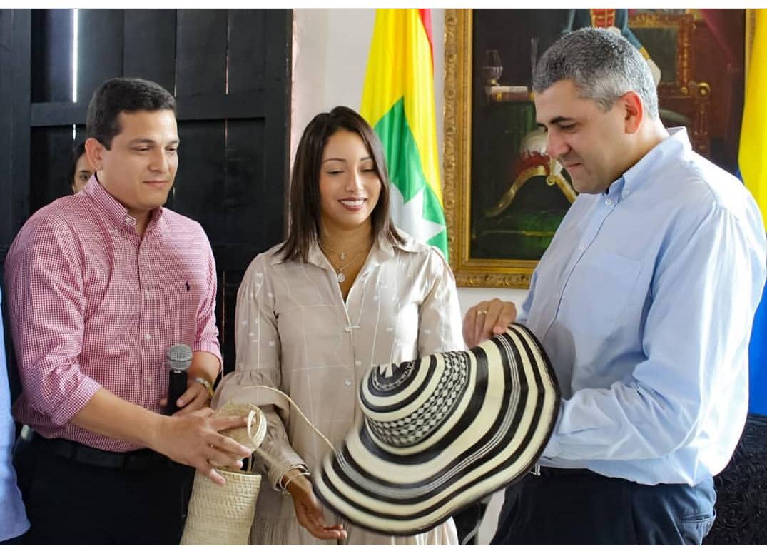 secgeneralctg's tweet photo. El secretario general de la @UNWTO 
Zurab Pololikashvili, recibe las llaves de la ciudad de manos la @secgeneralctg, Martha Seidel, en nombre del alcalde @pedritopereirac, y es declarado huésped de honor. https://t.co/OgoHKHcboe