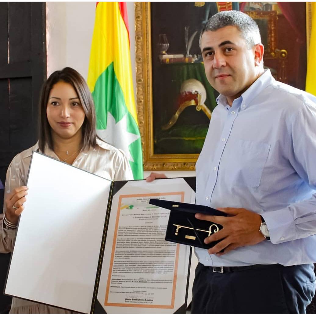 secgeneralctg's tweet photo. El secretario general de la @UNWTO 
Zurab Pololikashvili, recibe las llaves de la ciudad de manos la @secgeneralctg, Martha Seidel, en nombre del alcalde @pedritopereirac, y es declarado huésped de honor. https://t.co/OgoHKHcboe