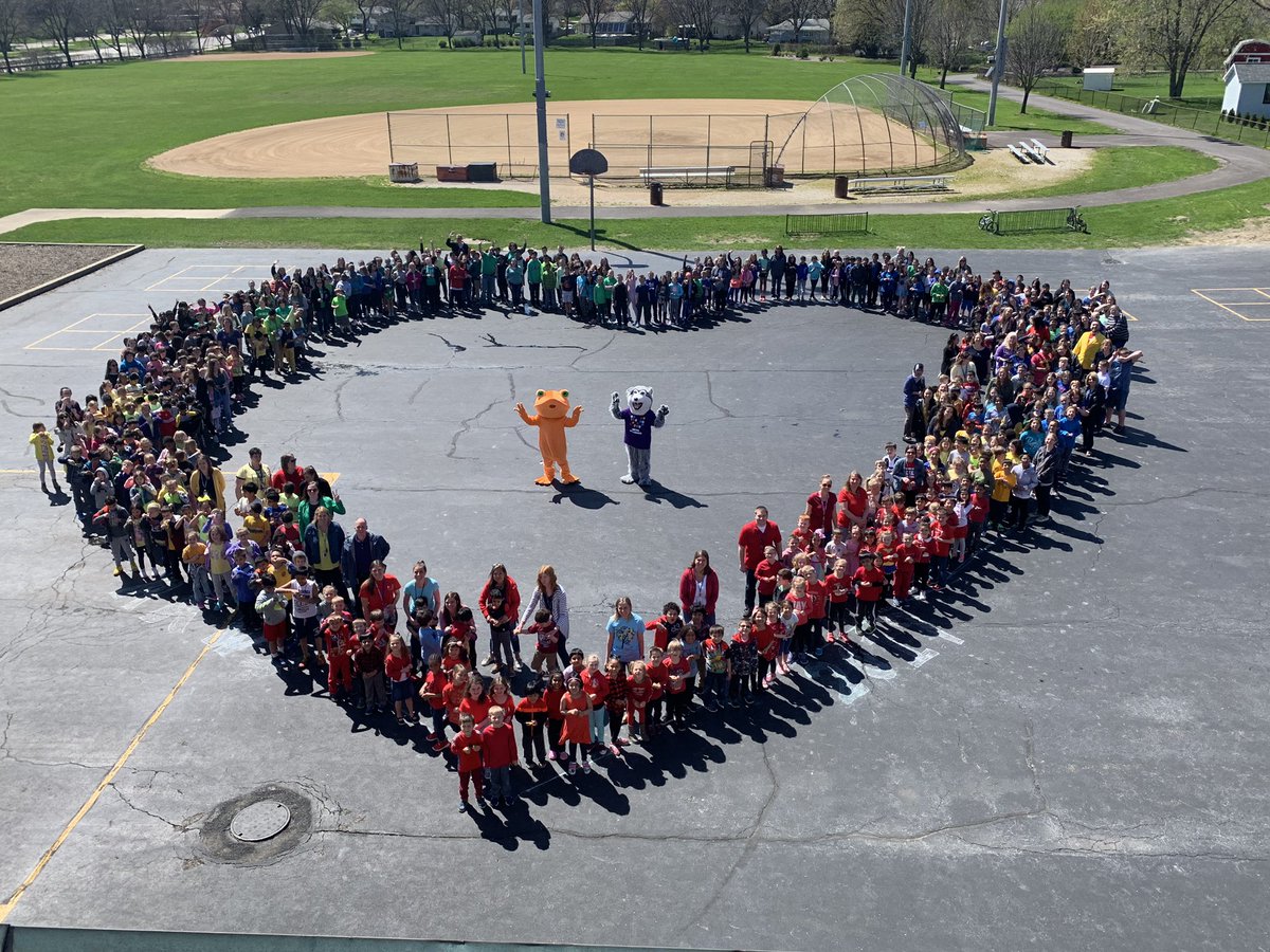 APCloverdaleD93's tweet photo. Hale celebrating Autism Awareness Week! Thanks to everyone who made this possible!#halepackstrong #WeAre54 @the_hale_den @halewolves54 https://t.co/NYwQCEHxIO