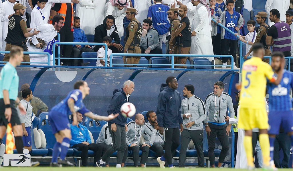 AM_A_7's tweet photo. #اقاله_بن_فيصل_وزوران_مطلب 

الهلال مع الإداره الحالية :
- خسر السوبر المصري ..
- خسر البطولة العربية ..
- خسر كاس الملك بنتيجه قاسيه !؟؟ https://t.co/yHUHAldc8X