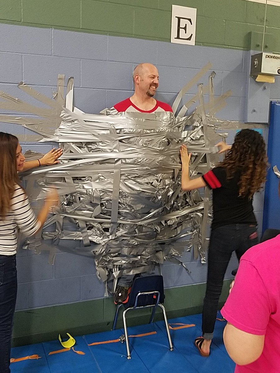 gisdengagement's tweet photo. .@Pearson_Ponies principal @DrJHoward2016 hanging out with students and teachers. https://t.co/LIyGOuiI3W