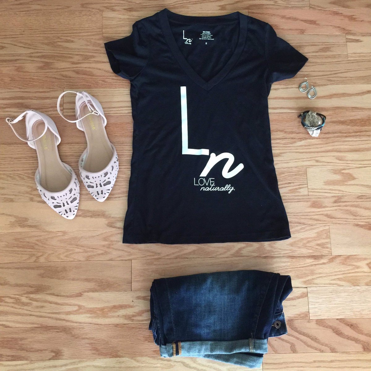 tolovenaturally's tweet photo. Feel good about everything you wear when you wrap your body in the complete pair of Women’s Signature Fitted Tee &amp; our Oxide Earrings.
All available on our website so get yours now! 👉🏻 https://t.co/bLHjftU55I ❤️ https://t.co/rR7RdqNDt8