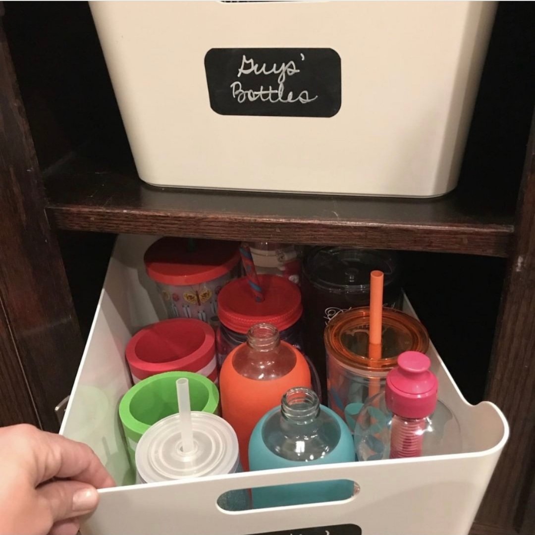 StyledOrganized's tweet image. Dedicate a bin for holding all of your water bottles.  It will serve as a pull out “drawer” in your kitchen cabinet, while also keeping the bottles from falling over and rolling around!  

#SOSpringSweep #waterbottles #kitchenorganizing #lifehack
•
•
•
#StyledandOrganized