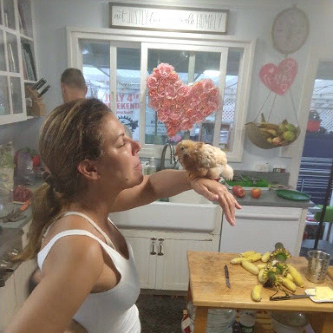 MarylGladstone's tweet photo. When I asked the universe for some love, a baby chick came to fulfill on my request (and it’s human brothers!). 
#joyexpert #gpstojoybook #loveinhawaii #familyvacation https://t.co/Ox1WXSEt8J
