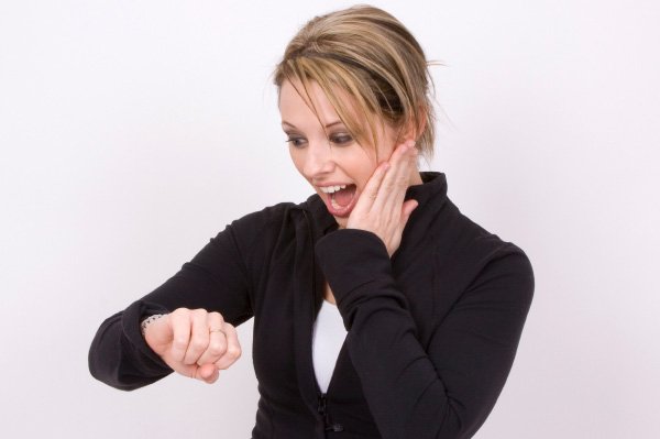 DistrictTrivia's tweet image. IMPORTANT UPDATE - Sunday @FreeStateBar will now being at 6pm - starting this week! Make sure you&apos;re there early! We want to make you aware, so we&apos;re using this terrible stock photo of a lady checking her watch. #timeupdate bit.ly/2S6l1IW