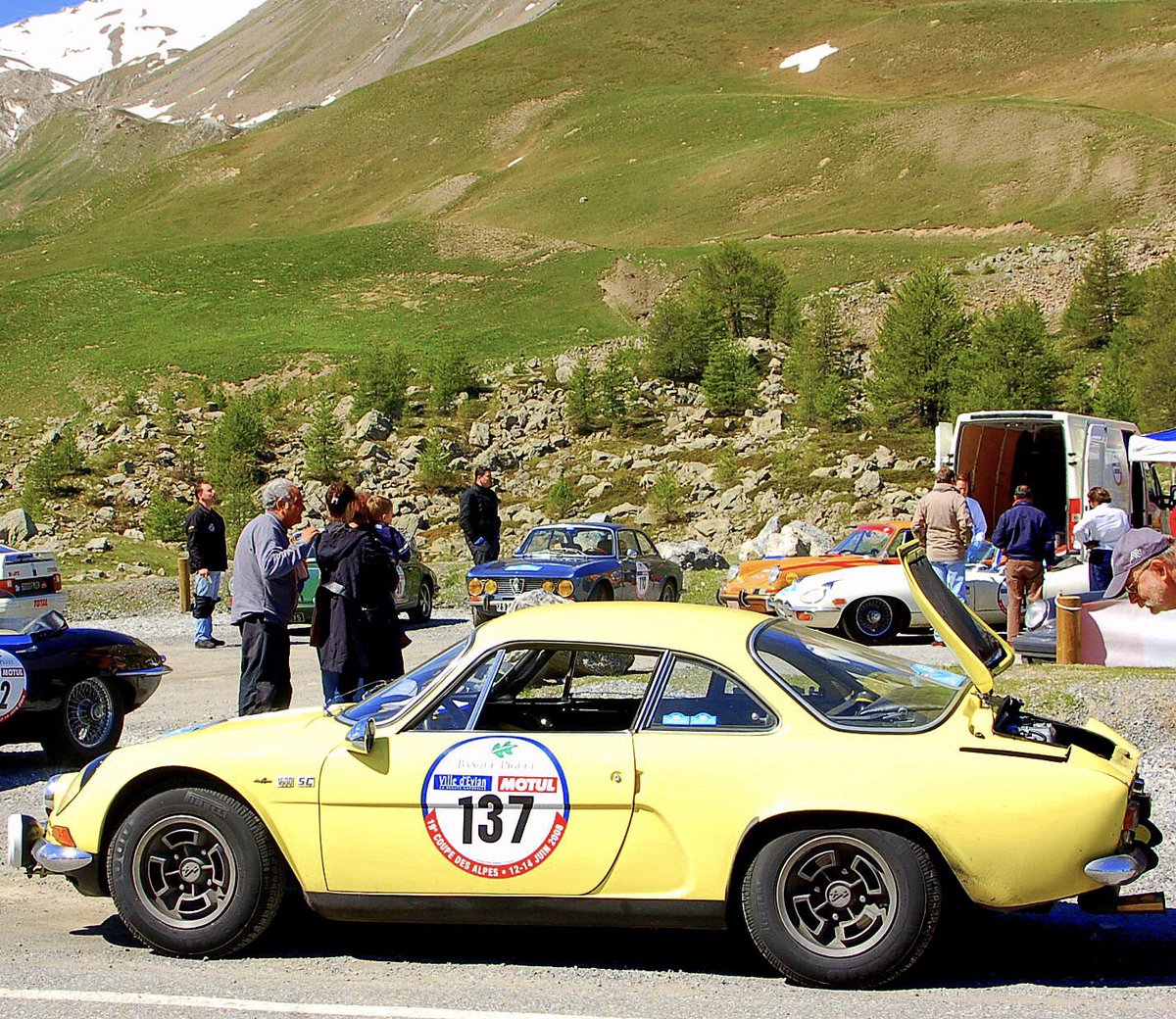 ☀️#CoupeDesAlpes 13/15 juin‼️➡️ #Yellowcar🚦#Dunlop 🚦#synergy_cda #Drive #Classiccar #drivetastefully #frenchtouch #drivevintage #AlpineCars 🏁