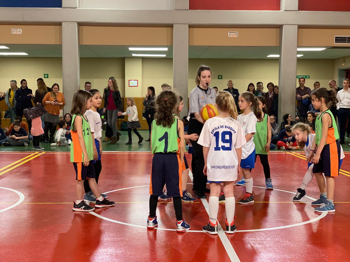 DominiquesBCN's tweet photo. Avui hem jugat el partit d'Escobol a la nova pista poliesportiva de l'Escola! Hem estrenat així una de les noves instal•lacions de l'Escola amb un gran ambient!! #EsportDominiques https://t.co/YyFX9kynuT