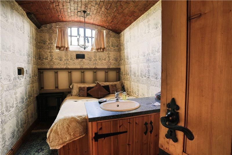 second_suite's tweet photo. This week’s quirky properties are astoundingly eerie https://t.co/iYXwsnC1fq https://t.co/4cwNRFcf2G