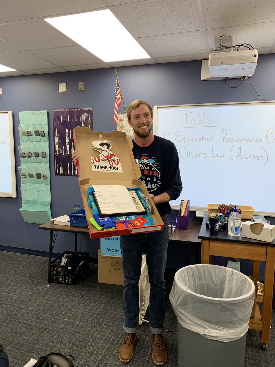 EdmondSchools's tweet image. No matter how you slice it, ENHS Physics teacher Duncan Fugitt is a great educator! Thanks @hideawaypizza for recognizing his supreme talents and awarding him free pizza for one year! #EPSLeads #oklaed
