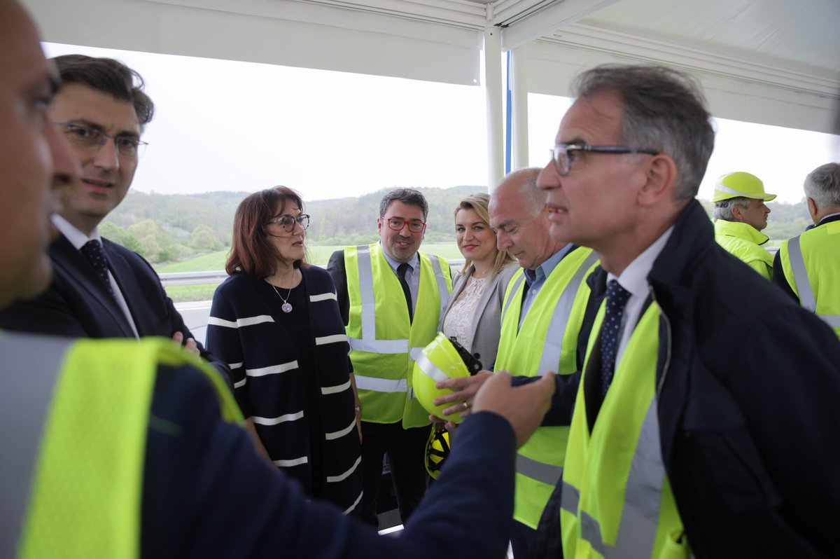 dubravkasuica's tweet photo. Danas smo u Istarskoj županiji obišli gradilište punog profila Istarskog ipsilona (čvor Ivoli, dionica Pazin-Cerovlje) uz #PVRH @AndrejPlenkovic, te ministre #GariCappelli i #OlegButković. Sudjelovali smo i na svečanom otvaranju #ACIMarinaRovinj u koju je uloženo 150 mil kn! https://t.co/60tAeQGO3L