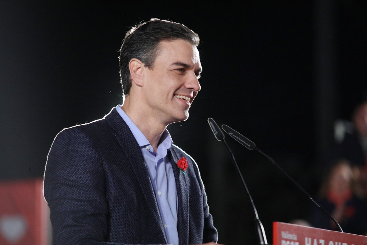 PSOE (@psoe) on Twitter photo /❤️<a href="/sanchezcastejon/">Pedro Sánchez</a> : Vivimos en una democracia parlamentaria y ganar NO significa gobernar.
📢GOBERNAR es ganar. Podemos ser primera fuerza política el domingo y amanecer el lunes con un gobierno de Casado, Rivera y la ultraderecha.
⚠️Ese peligro es real.
#EstamosMuyCerca /❤️<a href="/sanchezcastejon/">Pedro Sánchez</a> : Vivimos en una democracia parlamentaria y ganar NO significa gobernar.
📢GOBERNAR es ganar. Podemos ser primera fuerza política el domingo y amanecer el lunes con un gobierno de Casado, Rivera y la ultraderecha.
⚠️Ese peligro es real.
#EstamosMuyCerca