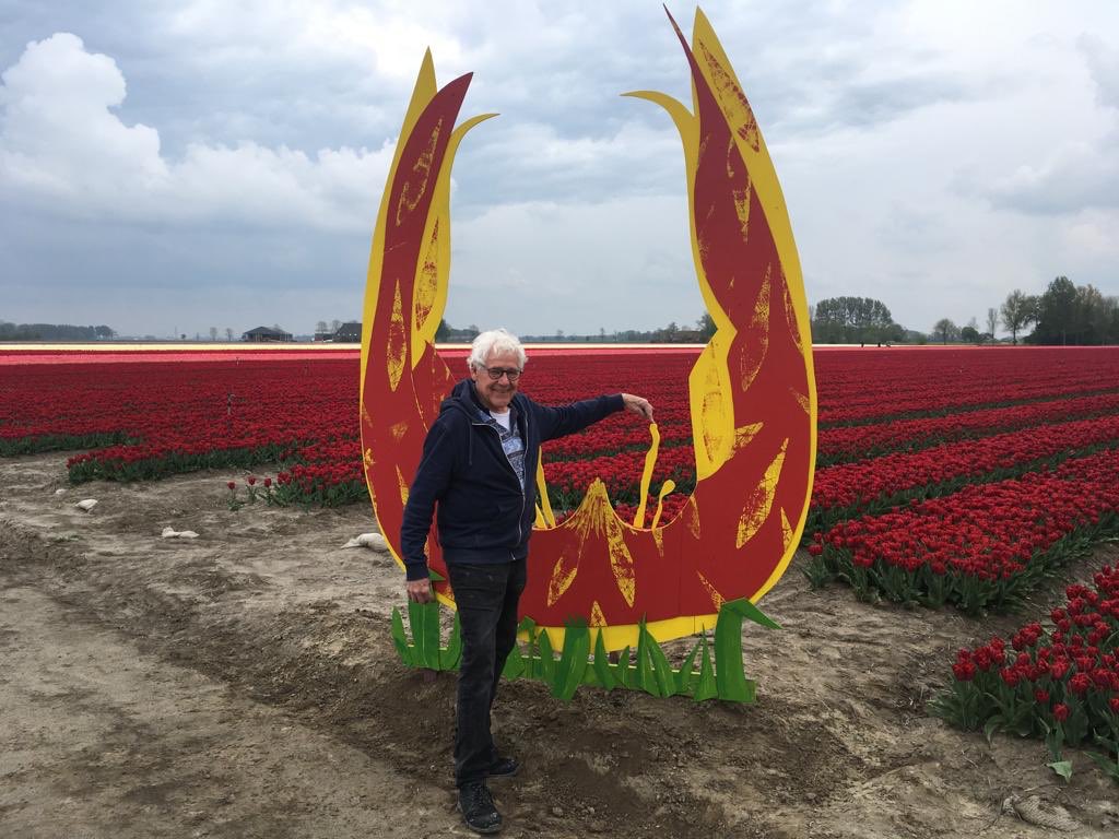Ons selfie foto punt staat klaar voor morgen. De tulpen staan morgen nog in bloei. Uw laatste kans voor dit jaar. Schrijf u morgen in en loop mee ! Verdere info naardebollen.nl