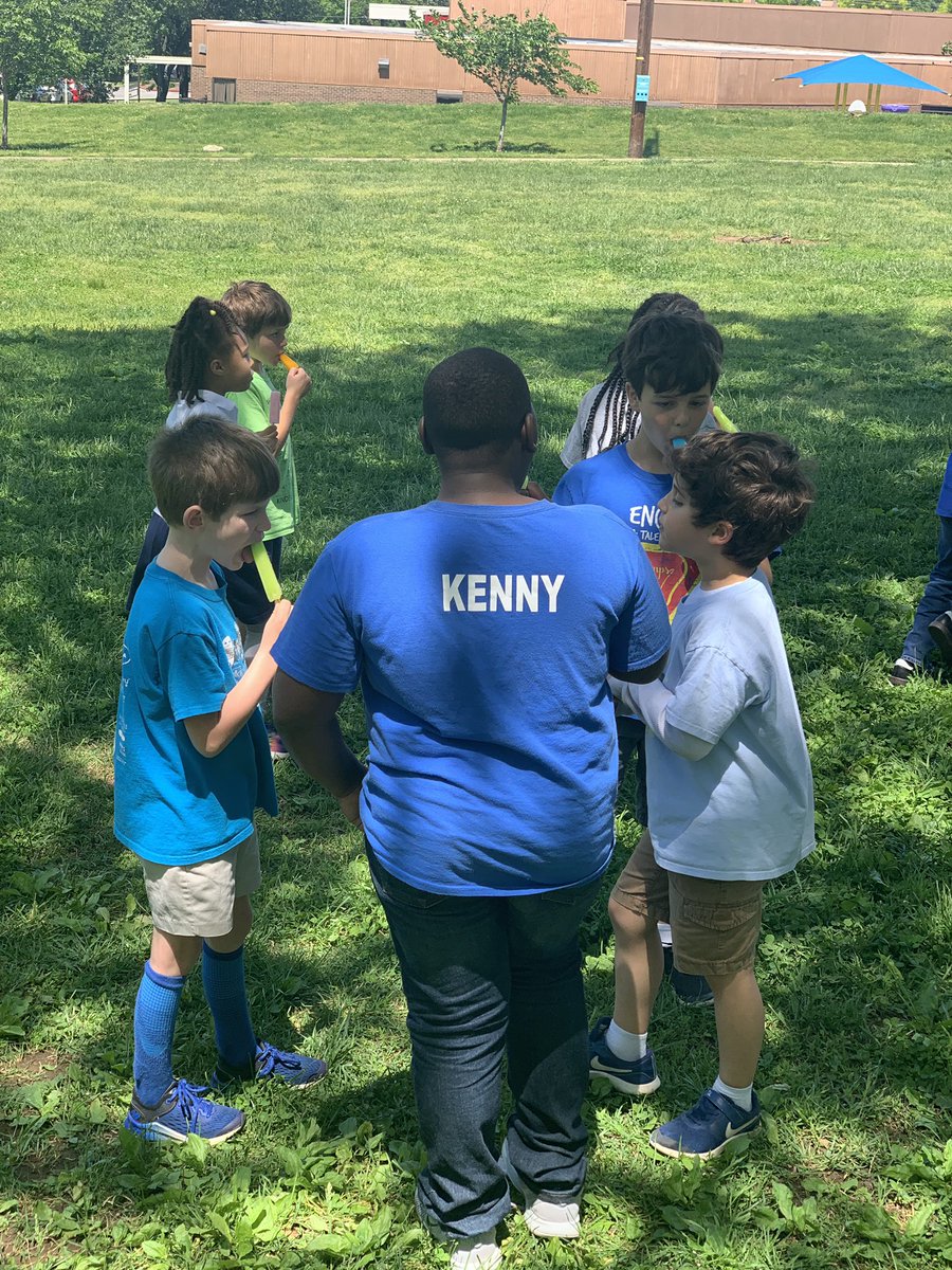DrKSeay's tweet photo. Today we gave @ValrianJ 4th grade class a popsicle treat to celebrate them for working hard on TNREADY. The power of relationships is important 😀 https://t.co/yDQmvb417H