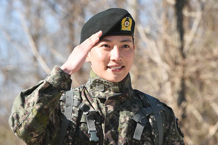 soompi's tweet photo. #JiChangWook Discharged From Military; Expresses Gratitude To Fellow Soldiers Kang Ha Neul, Sunggyu, And Onew https://t.co/sTALLXUu7w https://t.co/gGb3H5hlFr