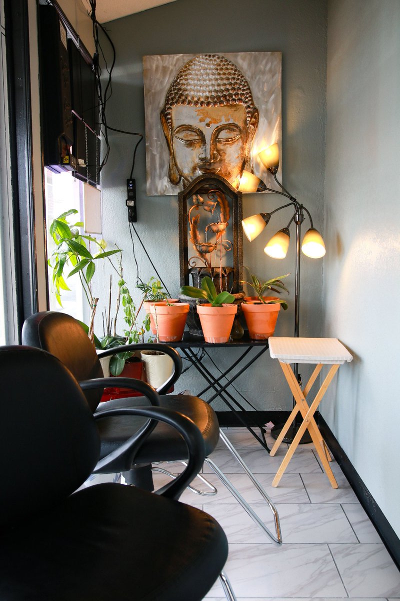 DesiThreading's tweet image. Our waiting room is specially crafted so our customers start the process of relaxation as soon as they enter the door! We love being surrounded with nature, so the plants add the perfect touch. 🌱
#salon #spa #relaxation #unwind #facials