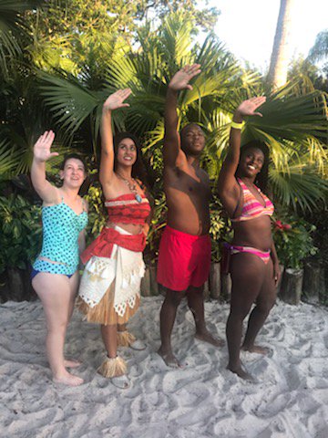 HymanItsKayla's tweet photo. & had the best spirited people in towππ #DancingFools #CastSplash #BackstageMagic #Moana (soo glad for this meeting!!) https://t.co/FDGXrkGxAA