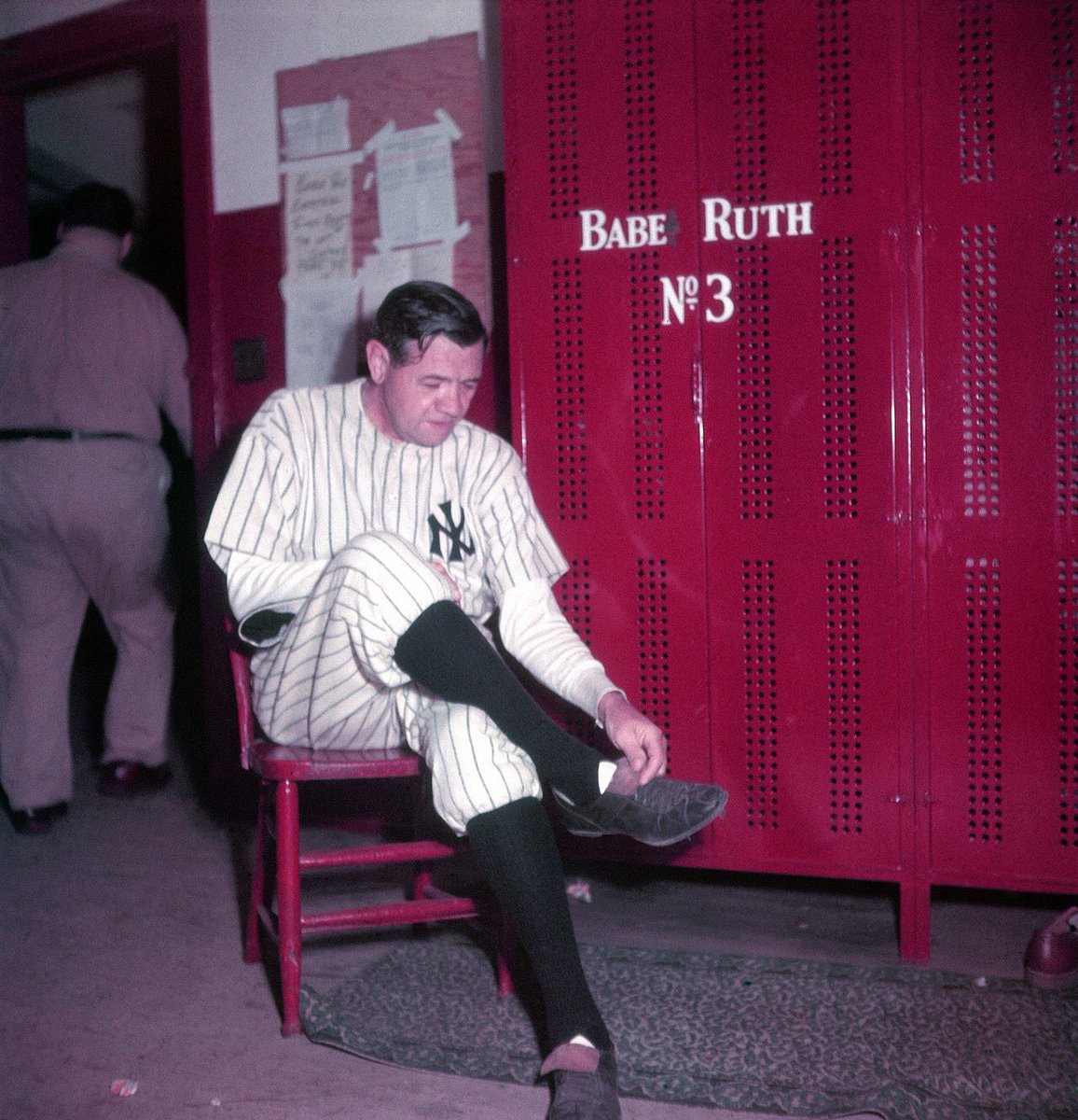 sigg20's tweet image. “Old Days”A frail Babe Ruth gets ready for his final Yankee Stadium appearance in June of 1948.#Yankees #YankeeStadium #NYC #HOF #MLB #1940s