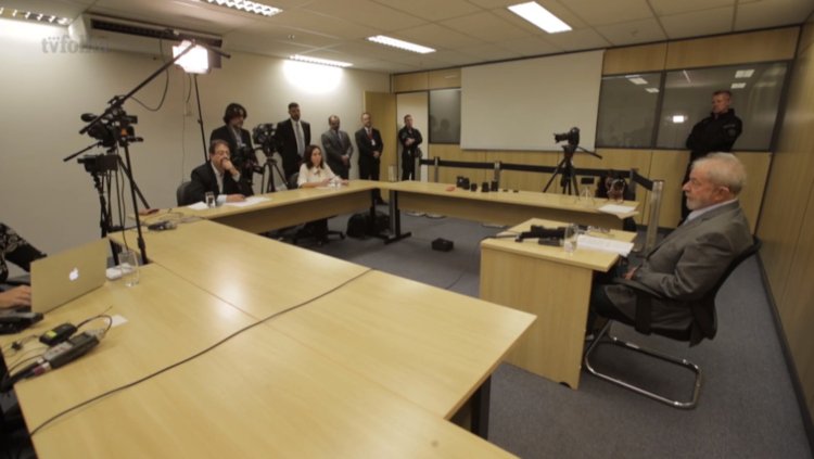 El Pais e Folha entrevistam o ex-presidente Lula na Polícia Federal, em Curitiba