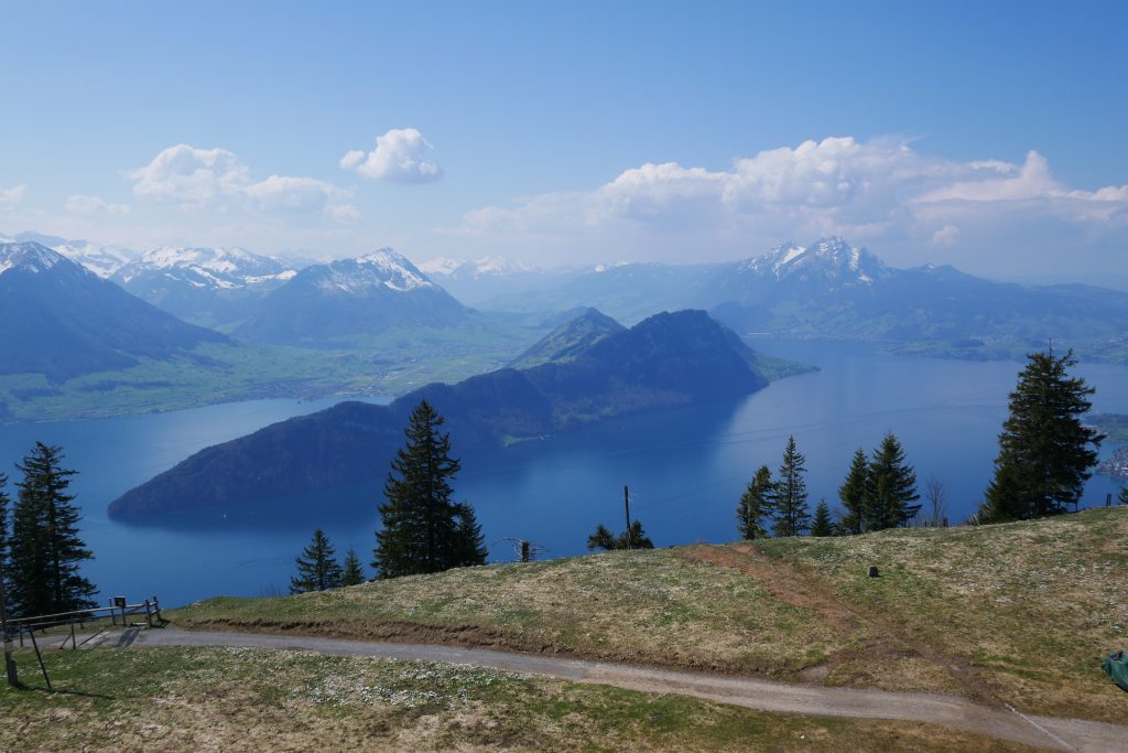 offtotravelcom's tweet photo. Tipps für ein Wanderwochenende in der #Schweiz - https://t.co/BR7nu2Rfr3 #Bärchiweg #Interlaken #Isenthal #Mundartweg #RigiKulm #RigiScheidegg #Wildspitz #Zürich https://t.co/v6xQDSUQS2