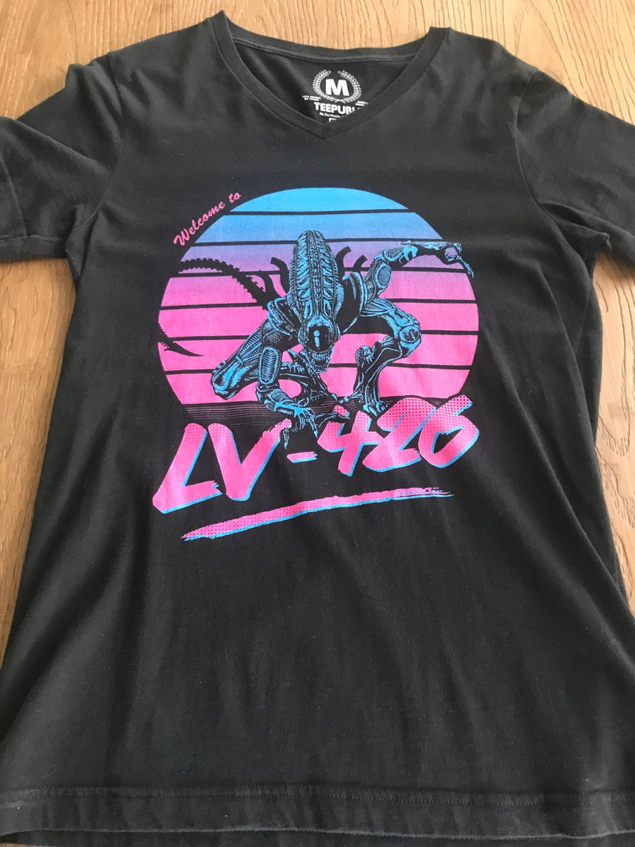 In appreciation of #AlienDay, we'd like to present to you my awesome shirt. Which admittedly, I'm a little too fat to fit into anymore. 

#synthwave #retrowave #FridayFeeling #synthfam