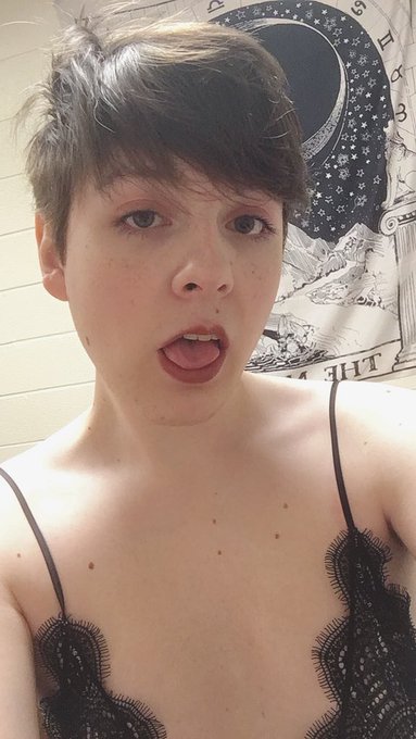 2 pic. <3 #femboy #traps #ass #gay https://t.co/fFb087Db16