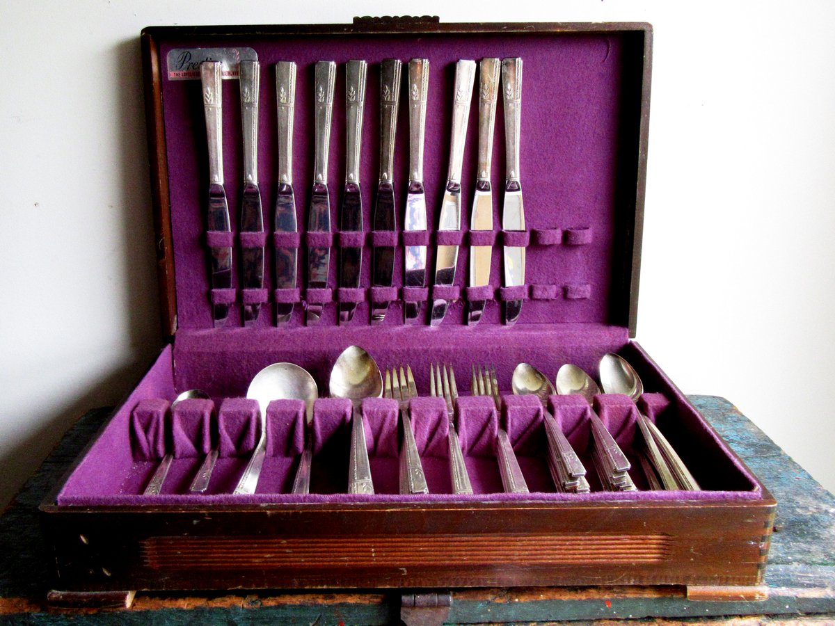 nortonandyoung's tweet photo. SAVE 20% STOREWIDE! Vintage Silver Plate Set service for 10 in wooden case. 72 pieces! #silverplate #vintageflatware #vintagesilverplate #grenoble #nortonandyoung #flatware https://t.co/8TqXoCf2bn https://t.co/wqVsEzPf9B