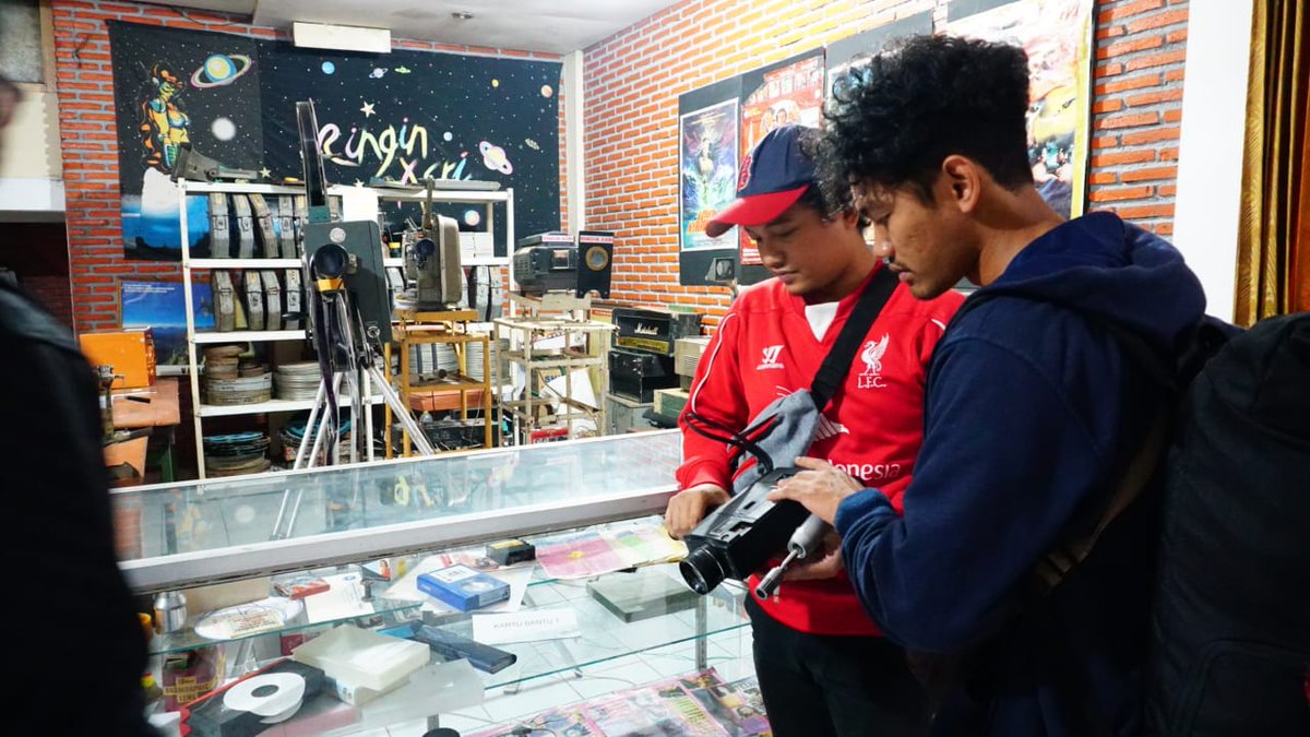 Siar Sinema menemani kunjungan kawan-kawan dari crazyone film Yogyakarta ke museum Indonesia Old Cinema Museum Malang. Sukses selalu buat kalian.

Credit Said Nurhidayat.