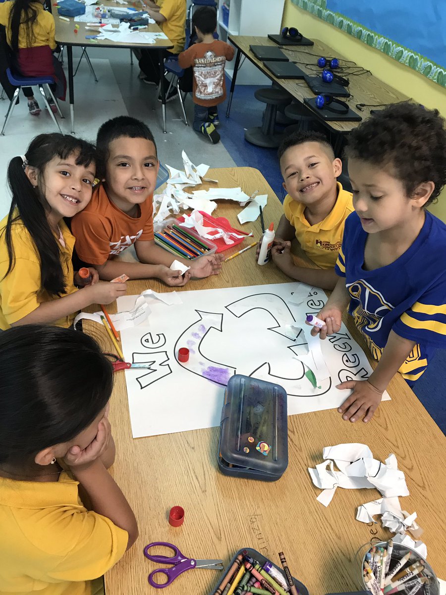 Ms_VictoriaWang's tweet photo. Happy belated Earth day! Today we went on a nature walk and dig through our trash cans to make recycled art! #kacd #kacdjoy #kinder #EarthDay2019 https://t.co/0HDvzLYHmI
