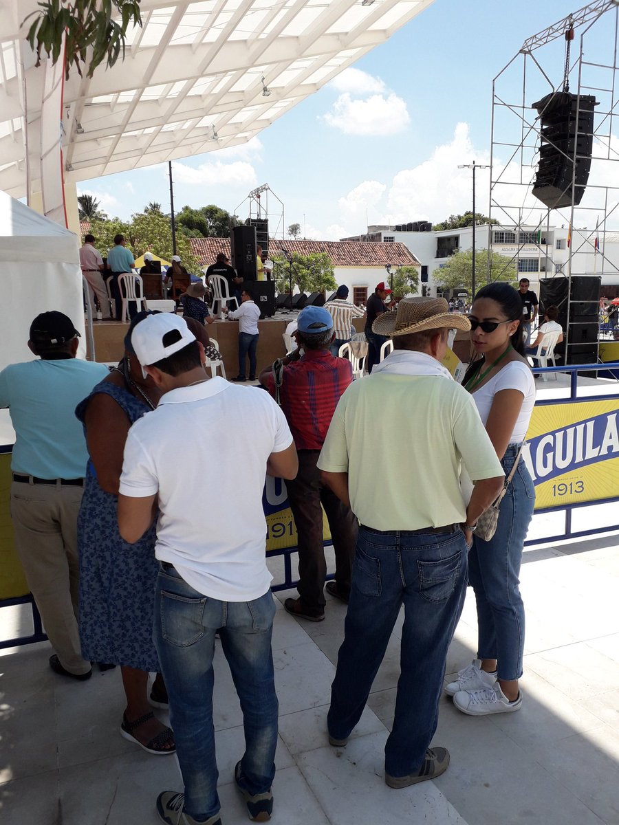 SiturCesar's tweet photo. Comenzó el Festival Vallenato y nosotros... a trabajar. Encuestamos a nuestros visitantes para el Balance Turístico y Comercial del @FESVALLENATO de la @CCVALLEDUPAR
#Valledupar #SITURCesar #TodoElMundoVieneAlFestival https://t.co/iNBDHnz1Po