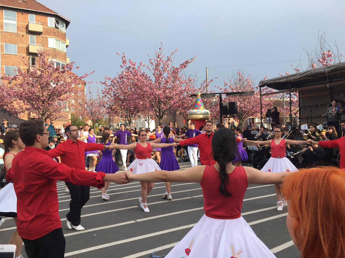 Avui Copenhaguen s’ha omplert de cultura popular catalana. Inaugurat el 32è aplec internacional <a href="/Adifolk_oficial/">Adifolk</a>  amb <a href="/LluisPuigGordi/">Lluís Puig i Gordi</a> i Francesca Guardiola .Les entitats i colles catalanes es desplegaran durant tres dies per la ciutat. <a href="/cultpopular_cat/">Cultura Popular</a>