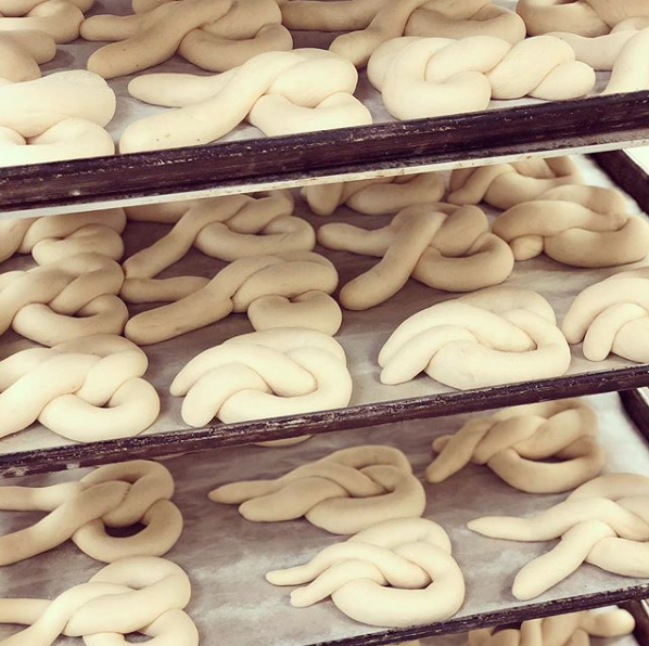 In case you need an excuse to eat a buttery, salty, delicious soft pretzel… It’s #NationalPretzelDay, and Charleston’s @OldeColonyBakery serves up some of the best. 🥨🤤 

📷: Olde Colony Bakery