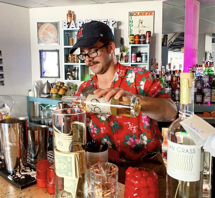 405Mag's tweet photo. Itβs Jimmy Buffett night βtil 8pm at #BarKeepOKC in @midtown_okc as @RealJAStallings of @OBarOKC fame takes over the tunes and mixes cocktails with OK Distilling products. #GregBites @ArtisanFineWine @winedr https://t.co/8QZySTZkLp