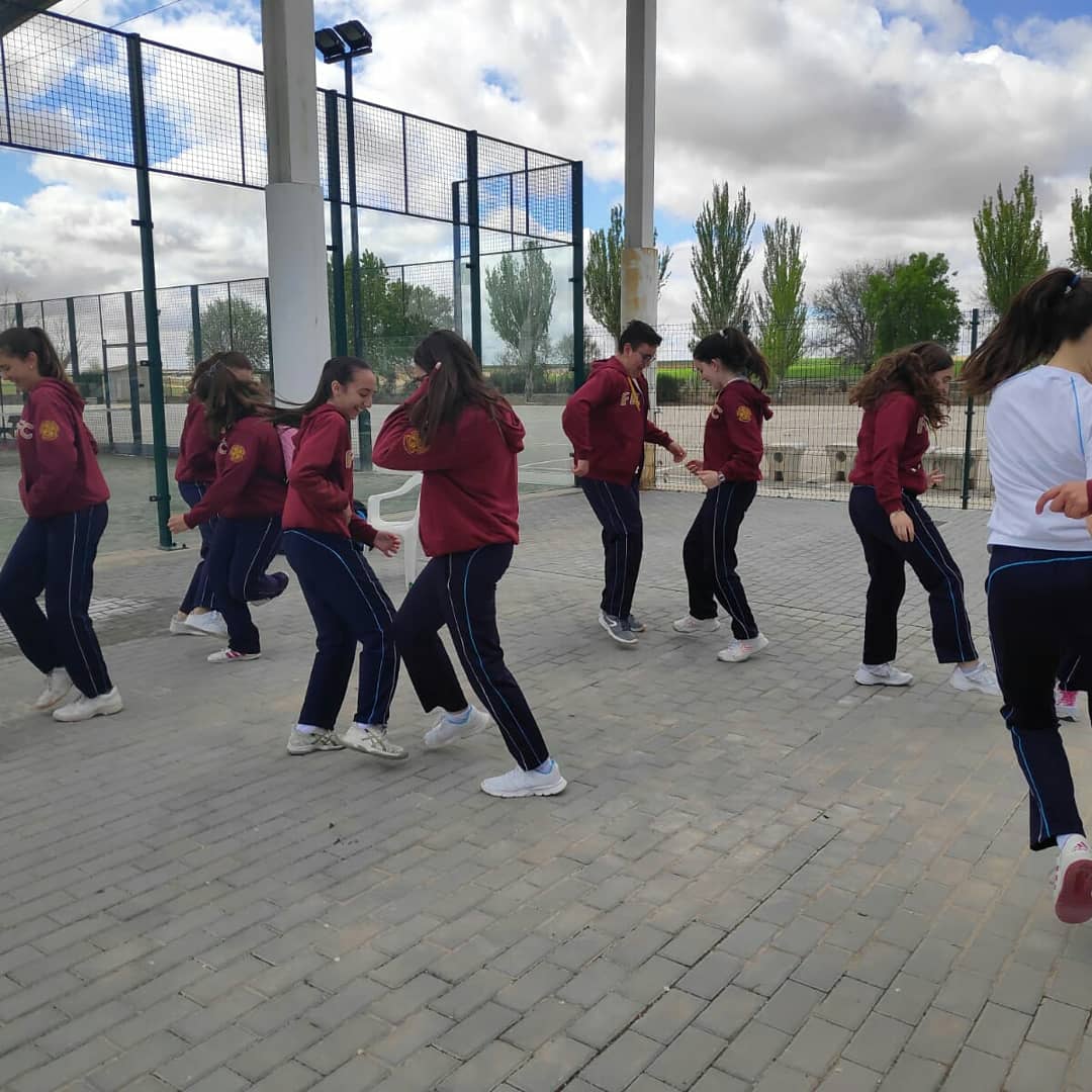 FEFCCriptana's tweet photo. CONVIVENCIA DEPORTIVA! E.S O.
Con motivo del 75 aniversario del colegio La Salle de Corral de Almaguer, los alumnos de 2°de  ESO de nuestro colegio han sido invitados a participar en una jornada deportiva junto con otros colegios 
¡Gracias al colegio de La Salle invitarnos !! https://t.co/lkS2kBpjxu