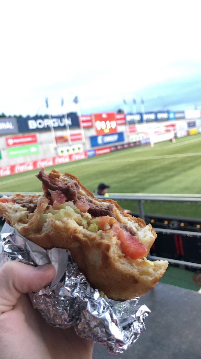 Fyrsti í Pepsi-Max og við erum mættir á Hlíðarenda. Burger dagsins fær slakan fjarka.