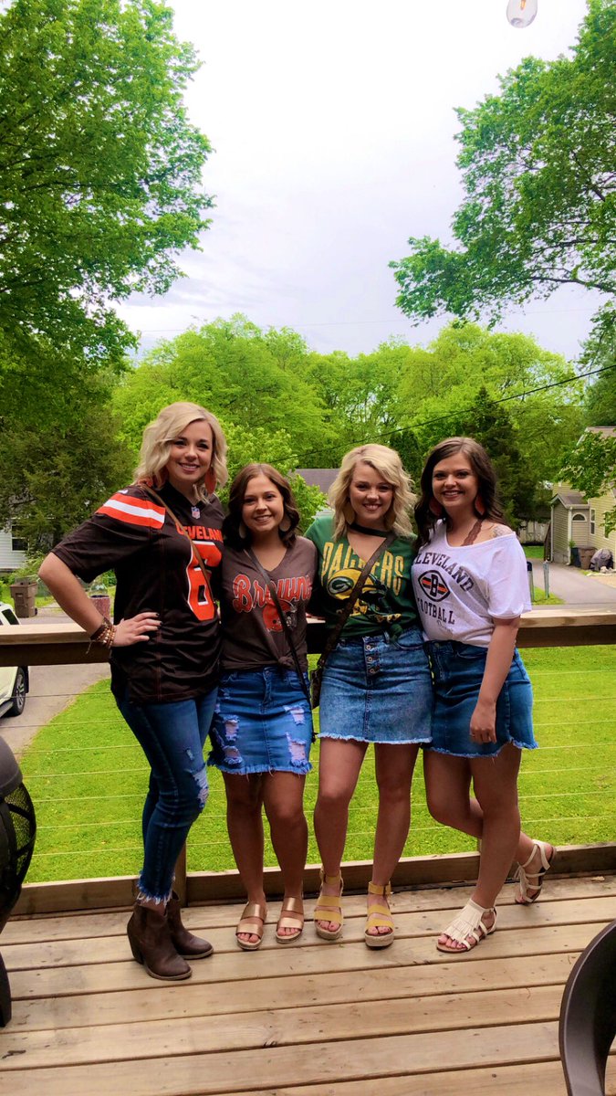 katiemarie2019's tweet photo. Taking on Nashville with the best🍻 https://t.co/MdUPkwoDzn