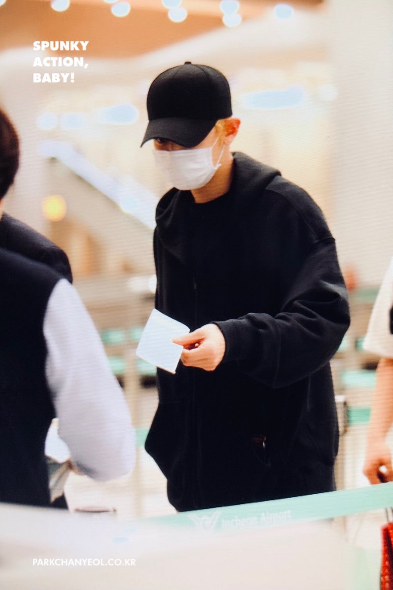 chanyeolit's tweet photo. 190427 ICN 찬열 / 🌸🌸🌸🏠🌸🌸🌸 #찬열 #EXO #CHANYEOL ⁠#엑소 #봄여름가을겨울 #봄_여름_가을_겨울 #SSFW #BBMAsTopSocial EXO @weareoneEXO https://t.co/TTbqSQdC53