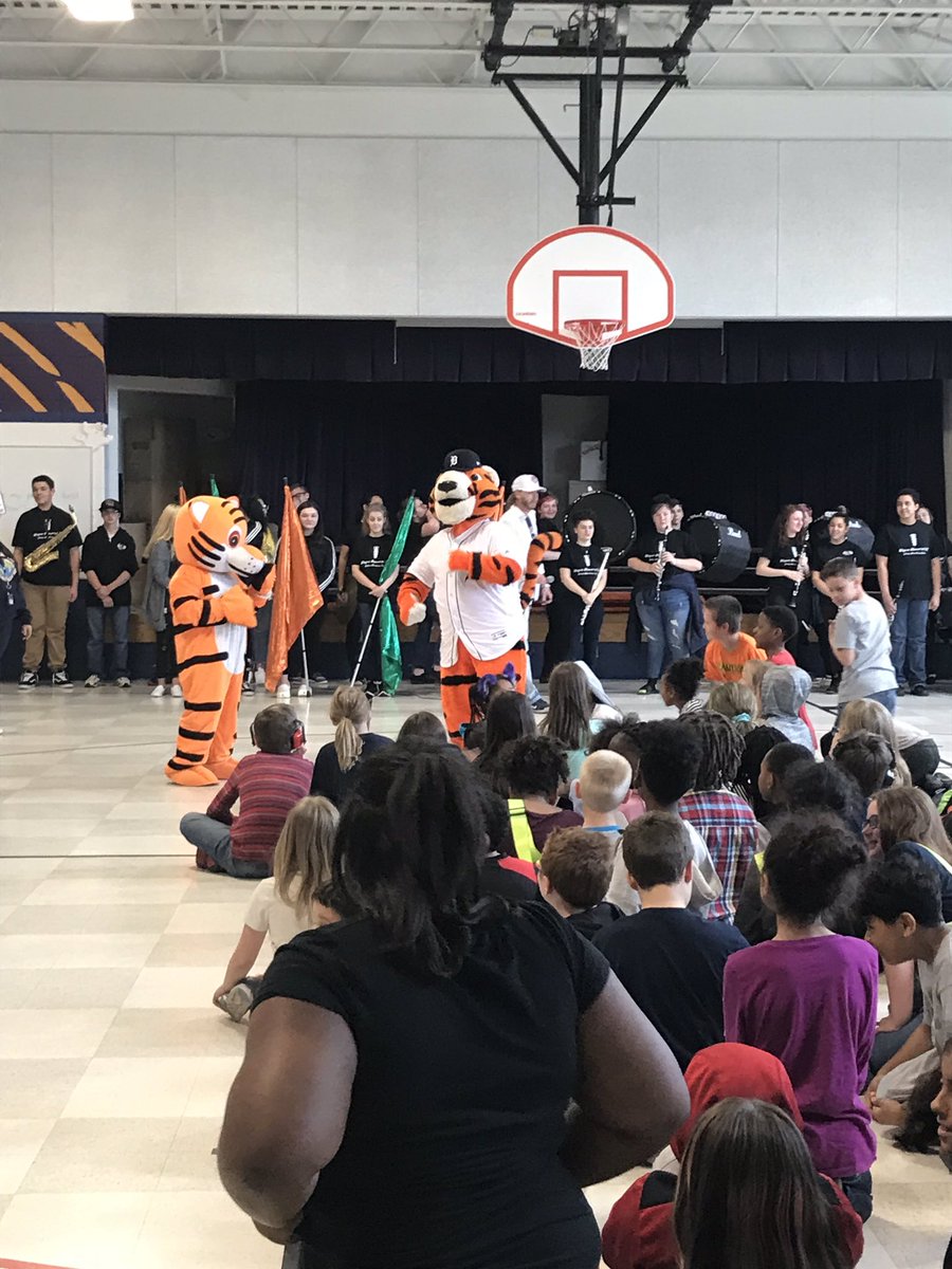 TaftGalloway's tweet photo. @PAWSDetroit came to cheer on our 3rd and 4th grade students for the MStep test!  Our K-2 students made banners to show their support!!  #ourschoolrocks @WWCSD @wmzebras https://t.co/waCBk8hMIm