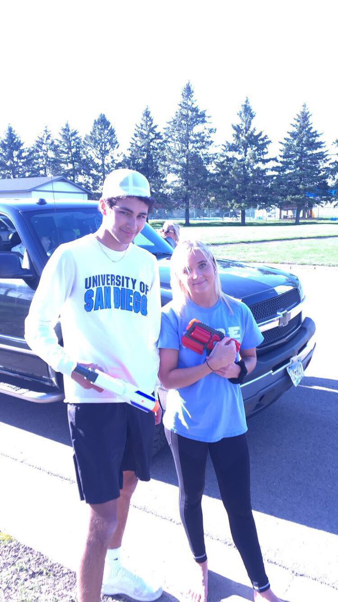 Bcubed2k19's tweet photo. Luke Seck claps grace arkell from Bbg from behind https://t.co/qKt5IZhaC4