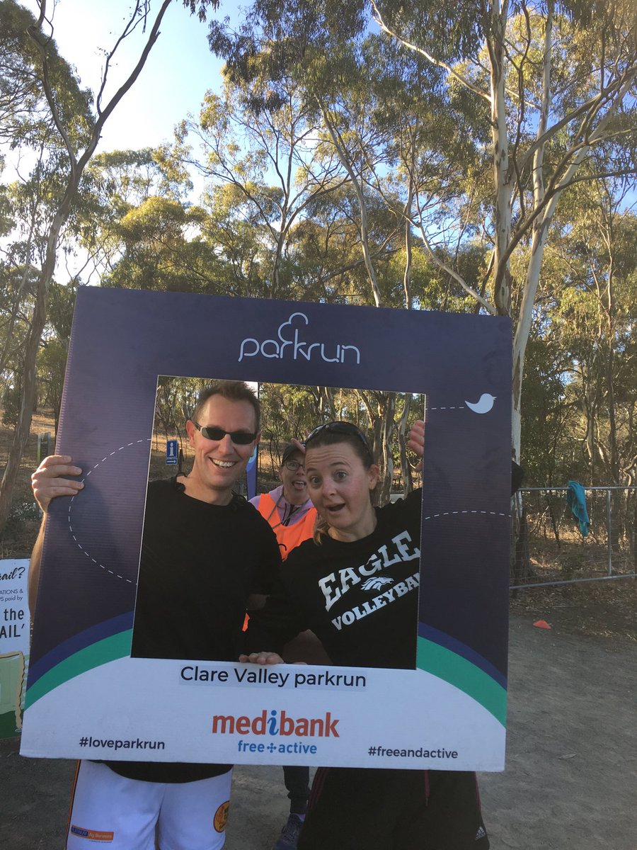 #clarevalley ⁦<a href="/parkrunAU/">parkrun Australia</a>⁩ 3rd birthday. Check the photo bomber!