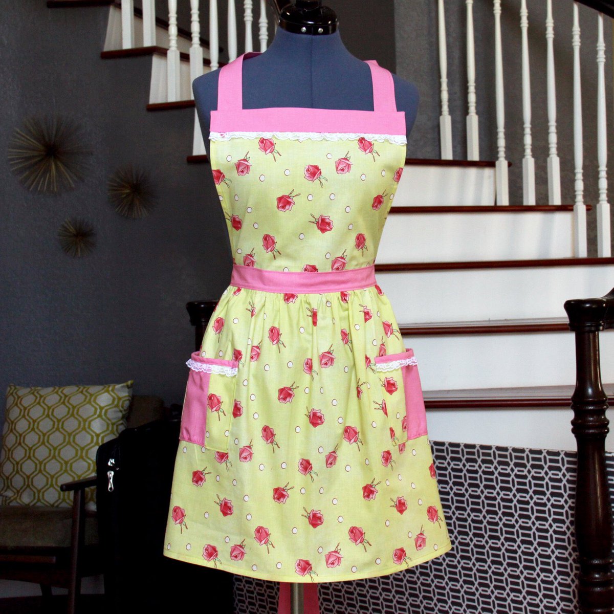 Floral #Apron for Women made with vintage cute yellow fabric decorated with roses sold by Ludysan #Etsy Shop.  #retrowomanapron #apronforwomen etsy.me/2GM8qaX ⁦@SPSTeamEtsy⁩ ⁦@Etsy⁩ #mothersdaygifts #etsygifts