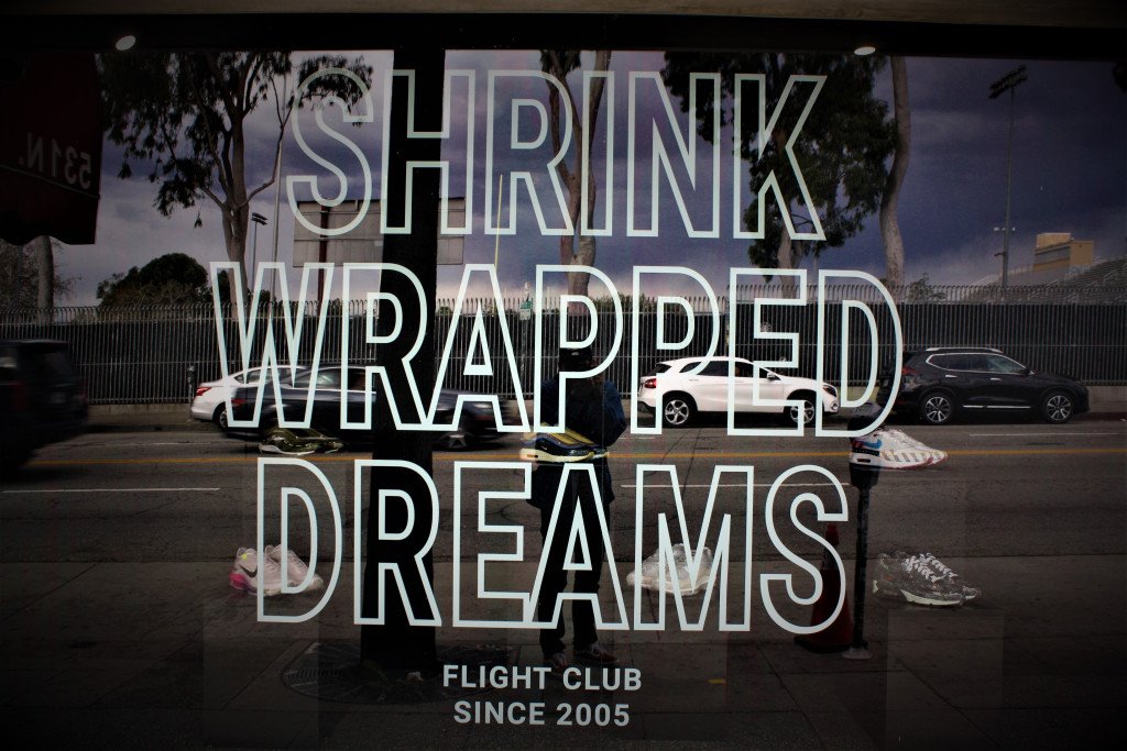 CLosPosts's tweet image. #FlightClub LA is holding a pair of sneakers hostage and the bail is $45,000 to get them out! @FlightClub drippinanddressin.wordpress.com/2019/04/26/fli…