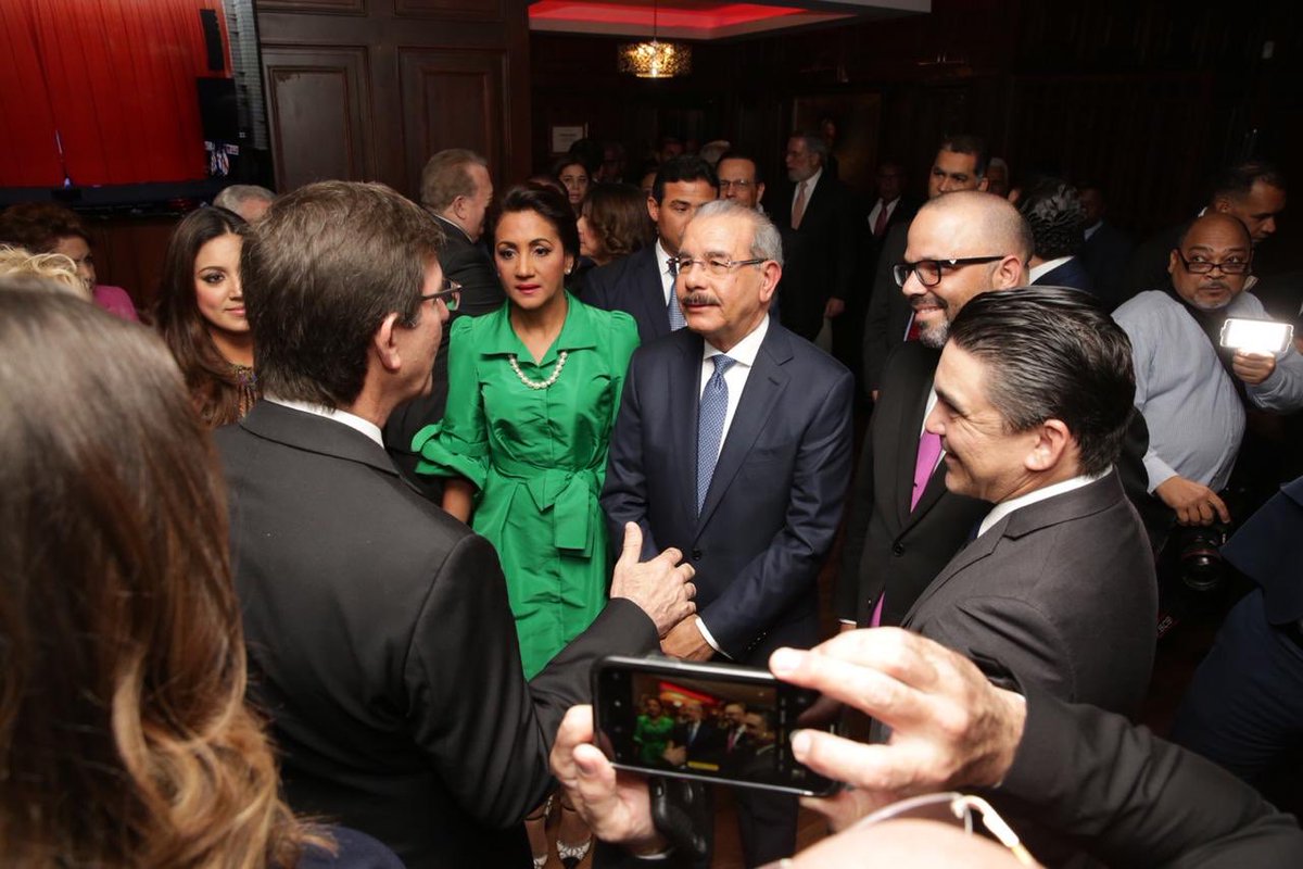 GobiernoDanilo's tweet photo. Previo al inicio del acto inaugural de la #FILSD2019, presidente @DaniloMedina comparte con @LuisRiveraMarin, secretario de estado de Puerto Rico, y Beatriz Roselló, primera dama de la isla hermana. 

Esta año, son el invitado de honor en la @FILSantoDomingo. https://t.co/RBo9V6cUgJ