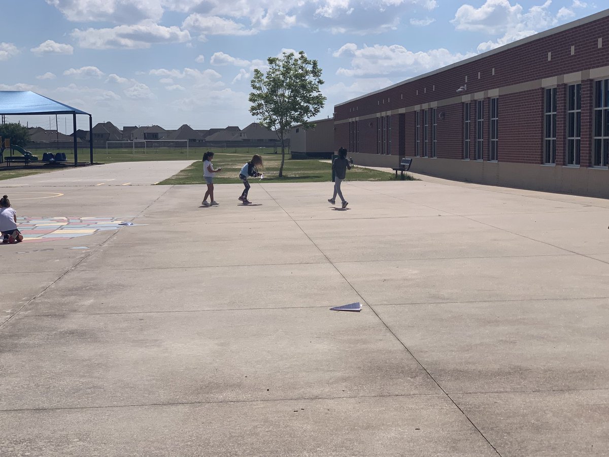 HealyHeadlines's tweet photo. More fun with paper airplanes as a reward for using strategies on a reading passage.  #motivationinaction #easyandfun 
@Shellsuperstars @WarnerCFISD @shenna_aucoin https://t.co/b8HqzZDDJg