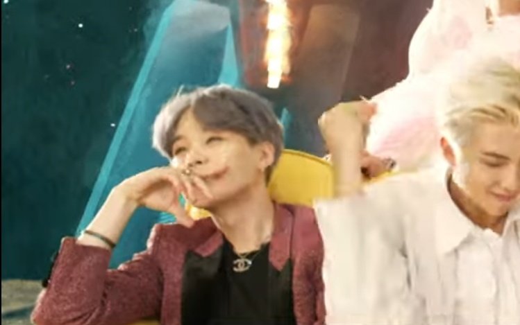 kpoptopiaa's tweet photo. "i know her face, but i don't know her name"

#yoongi #jungkook #bts #boywithluv #BBMAsTopSocial @BTS_twt https://t.co/AKyr9MG0tb