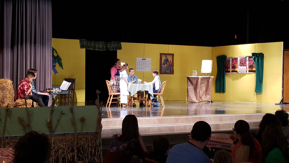 EducatorTPorter's tweet photo. Cornfield of Dreams #FalconTALENT on display! -so fun! @DNMSFalcons @DerbySchoolsKS https://t.co/sNOjm6ZkcY