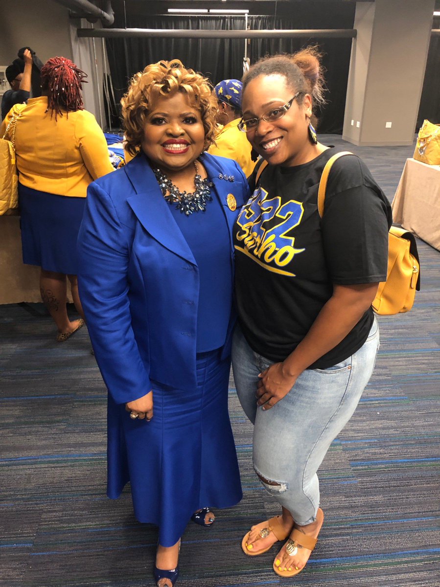 SGRHO_IotaSigma's tweet image. Iota Sigma SoRHOrs with Madam Grand Basileus Deborah Catchings-Smith!!!!💙💛🐩 #rhoyalty #eeyip #SGRhoUpdates